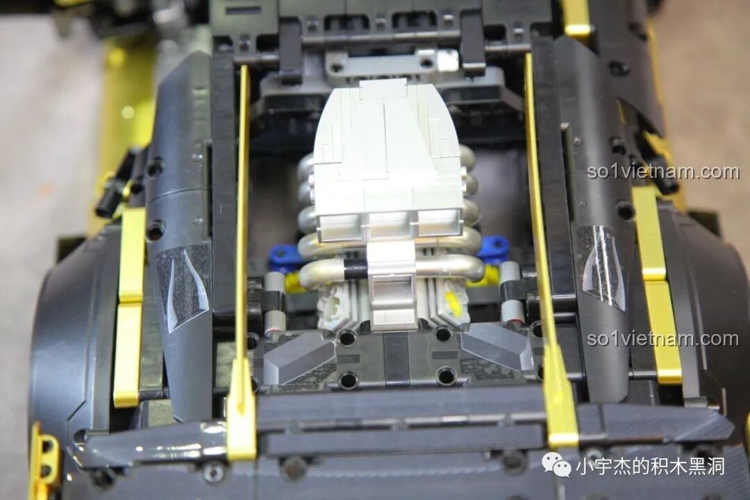 Cánh gió sau lớn của K Box 10600 Lamborghini Huracán STO với họa tiết giả carbon fiber, tăng tính thẩm mỹ và khí động học.