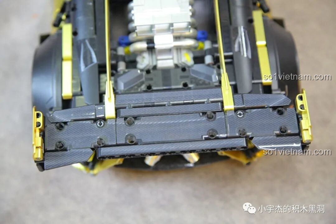 Cận cảnh động cơ V10 của K Box 10600 Lamborghini Huracán STO với các chi tiết mạ bạc và đường ống màu xanh, vàng nổi bật.