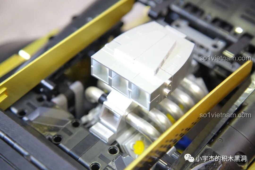 Cửa đôi của siêu xe K Box 10600 Lamborghini Huracán STO có thể mở ra, rất ấn tượng và tiện lợi để chiêm ngưỡng nội thất.