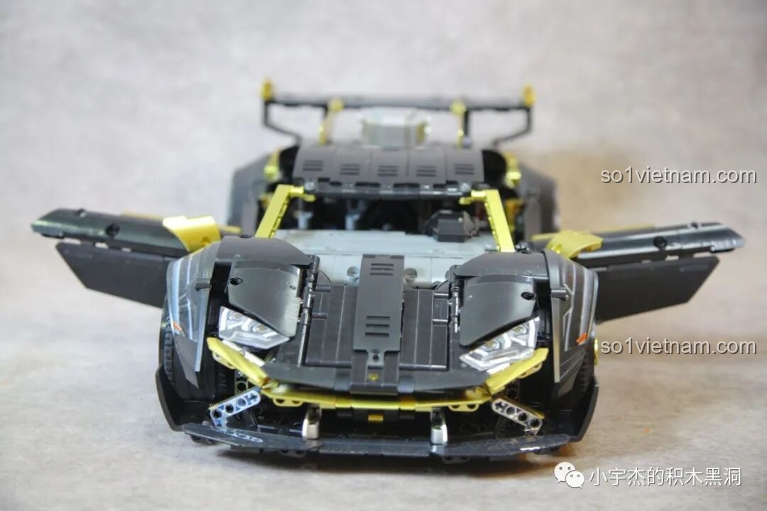 Chi tiết hông xe K Box 10600 Lamborghini Huracán STO với các đường gân và khe hút gió, tăng thêm vẻ hầm hố.