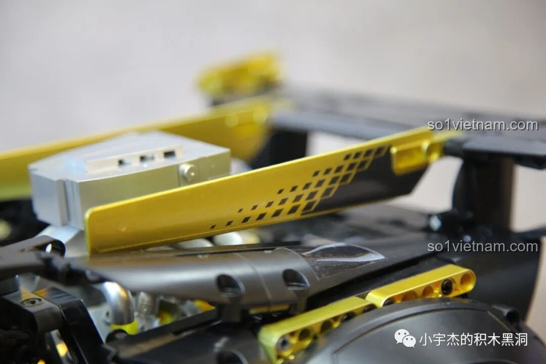 Nắp capo phía trước của K Box 10600 Lamborghini Huracán STO có thể mở ra, lộ ra khoang chứa đồ hoặc các chi tiết kỹ thuật.