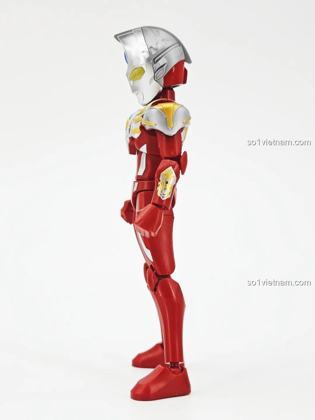 Cosmos Ultraman (Dạng Thần Mặt Trăng) từ bộ lắp ghép Ultraman ZERO Vô Hạn Bản: Đợt 2 Keeppley 75172, thể hiện sự linh hoạt của khớp nối.