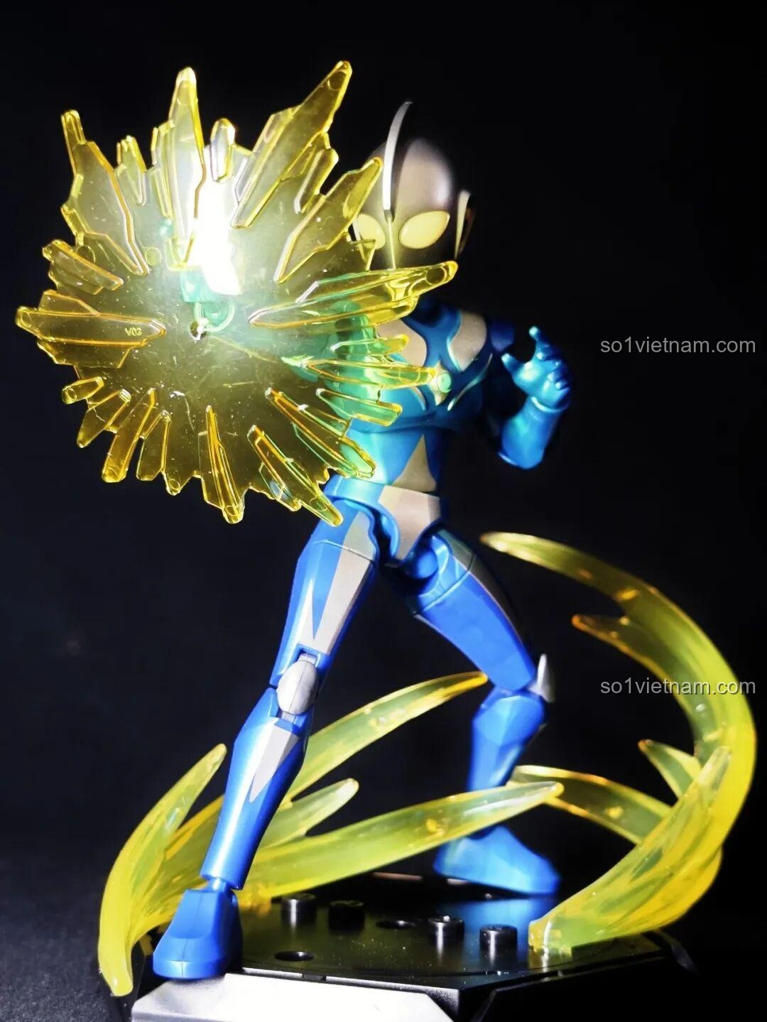 Cosmos Ultraman (Dạng Thần Mặt Trăng) từ bộ lắp ghép Ultraman ZERO Vô Hạn Bản: Đợt 2 Keeppley 75172 nhìn trực diện, thể hiện các chi tiết giáp và màu sắc.