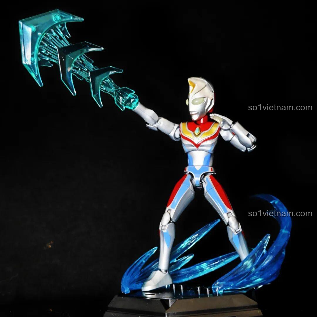 Phụ kiện của Dyna Ultraman (Dạng Sáng Chói) trong bộ lắp ghép Ultraman ZERO Vô Hạn Bản: Đợt 2 Keeppley 75172 bao gồm đế trưng bày, hiệu ứng năng lượng và thẻ nhân vật.