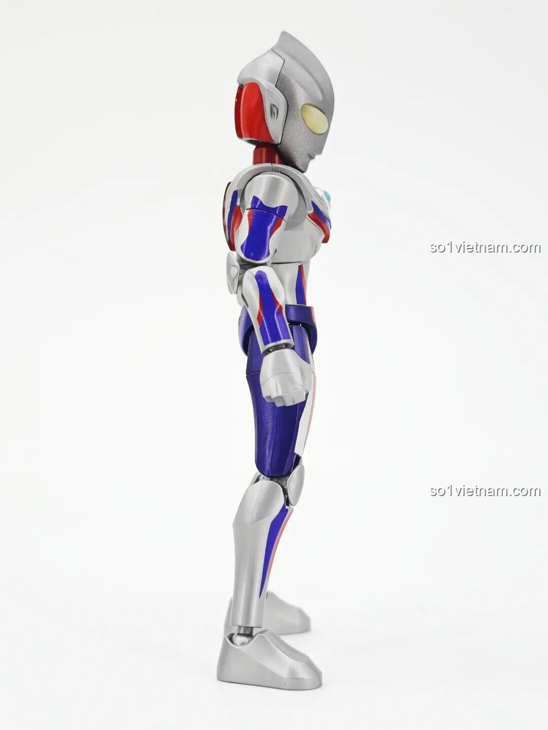 Dyna Ultraman (Dạng Sáng Chói) trong bộ lắp ghép Ultraman ZERO Vô Hạn Bản: Đợt 2 Keeppley 75172 với hiệu ứng năng lượng xanh dương.