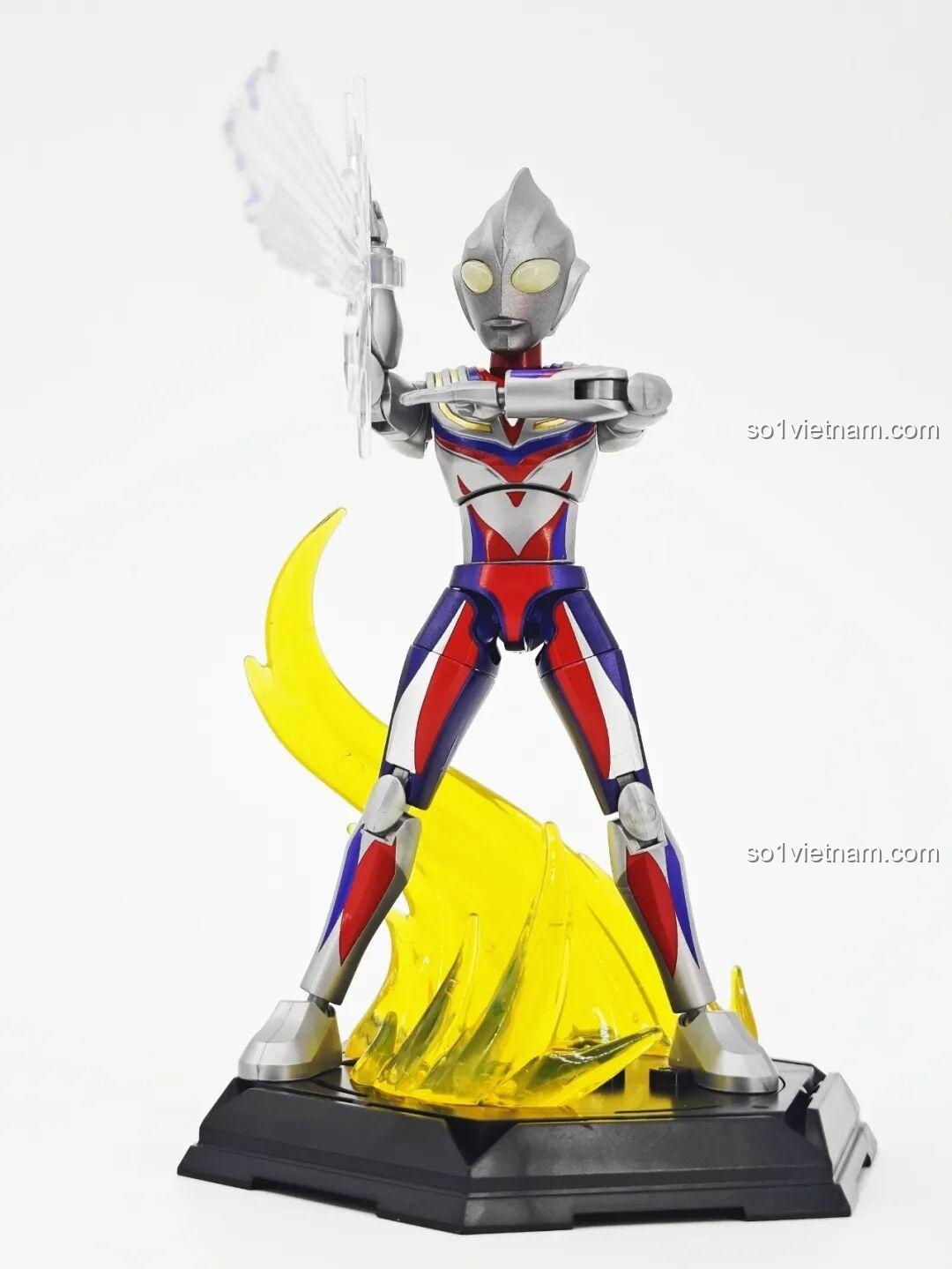 Dyna Ultraman (Dạng Sáng Chói) từ bộ lắp ghép Ultraman ZERO Vô Hạn Bản: Đợt 2 Keeppley 75172, thể hiện sự linh hoạt của khớp nối.