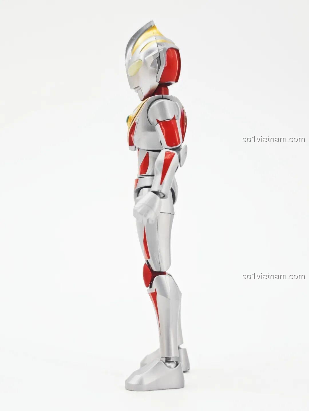 Gaia Ultraman V2 từ bộ lắp ghép Ultraman ZERO Vô Hạn Bản: Đợt 2 Keeppley 75172 nhìn từ cạnh bên, thể hiện độ mỏng và các đường nét cơ thể.