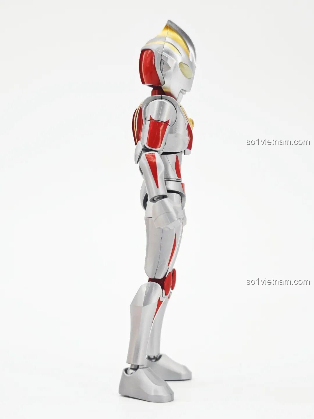Gaia Ultraman V2 từ bộ lắp ghép Ultraman ZERO Vô Hạn Bản: Đợt 2 Keeppley 75172 nhìn từ cạnh bên, thể hiện độ mỏng và các đường nét cơ thể.