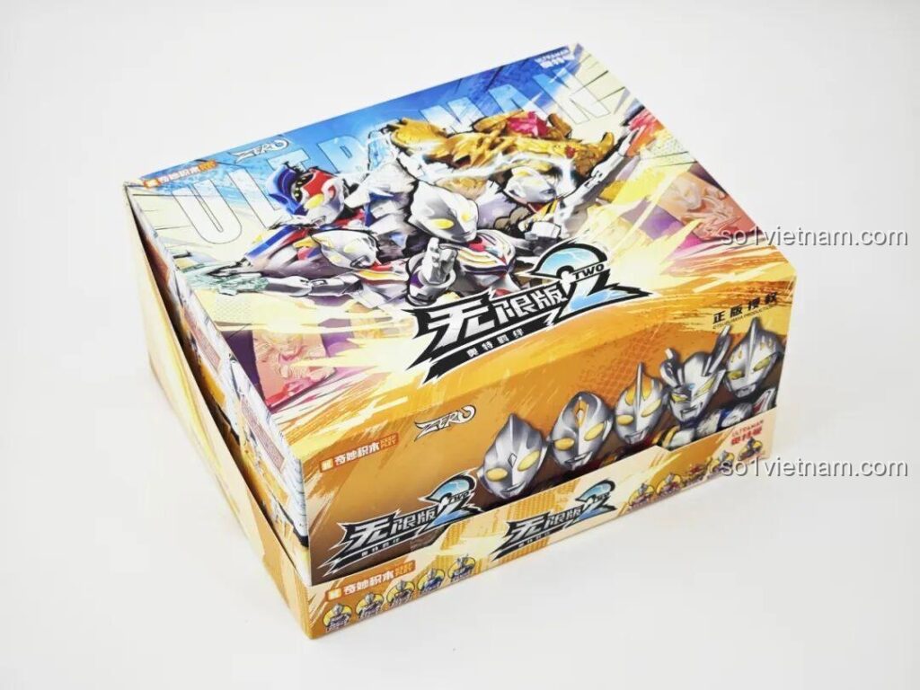 Hộp lớn bộ lắp ghép Ultraman ZERO Vô Hạn Bản: Đợt 2 Keeppley 75172 với hình ảnh các siêu nhân chiến đấu, thu hút mọi ánh nhìn của bé trai 8 tuổi.