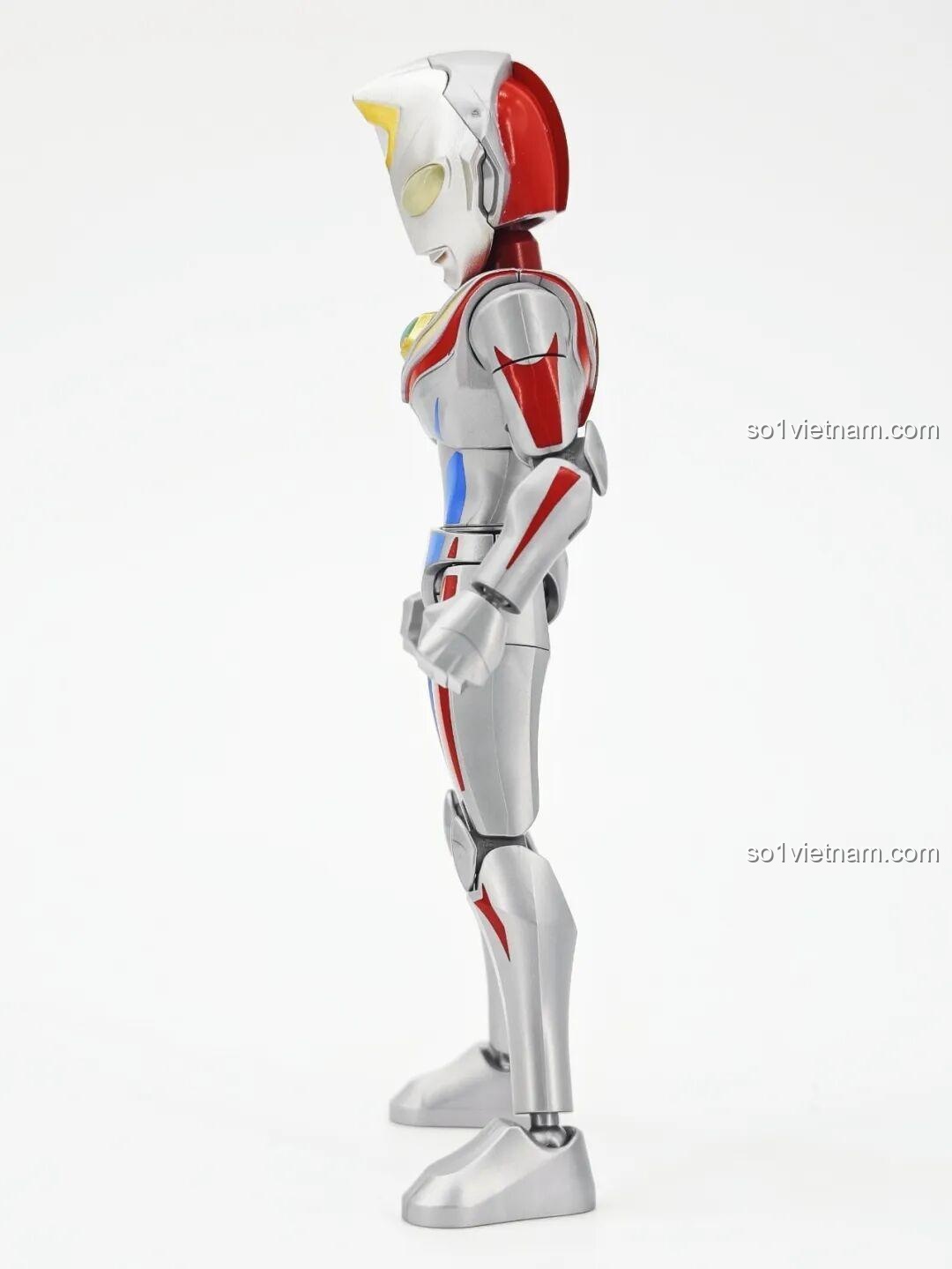 Max Ultraman trong bộ lắp ghép Ultraman ZERO Vô Hạn Bản: Đợt 2 Keeppley 75172 với hiệu ứng lửa màu cam rực cháy.