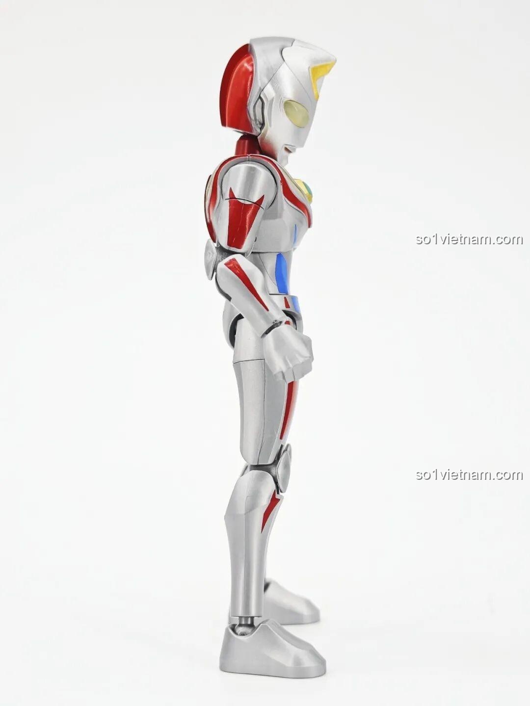 Max Ultraman từ bộ lắp ghép Ultraman ZERO Vô Hạn Bản: Đợt 2 Keeppley 75172, thể hiện sự linh hoạt của khớp nối.