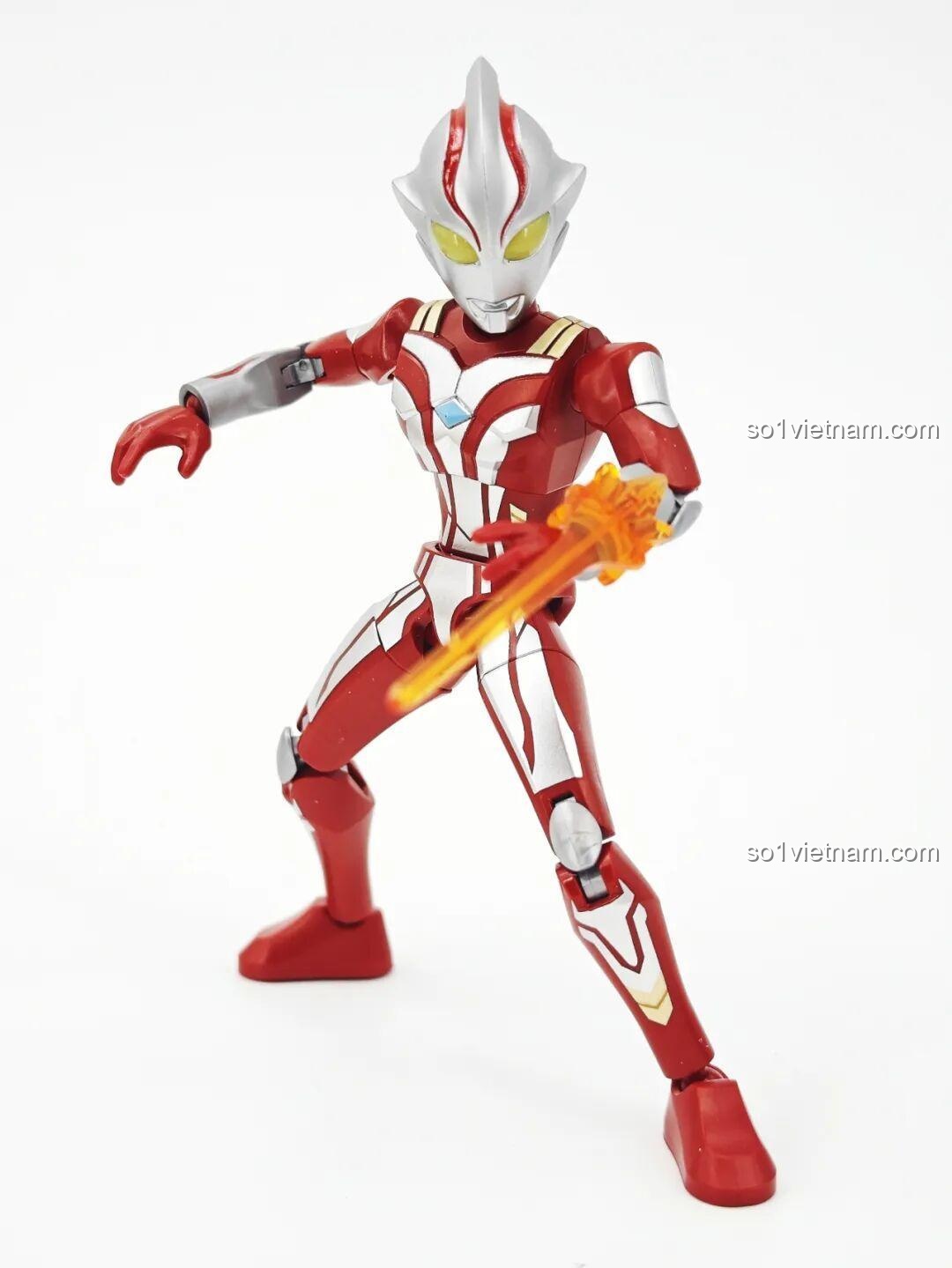 Mebius Ultraman từ bộ lắp ghép Ultraman ZERO Vô Hạn Bản: Đợt 2 Keeppley 75172 nhìn từ cạnh bên, thể hiện độ mỏng và các đường nét cơ thể.