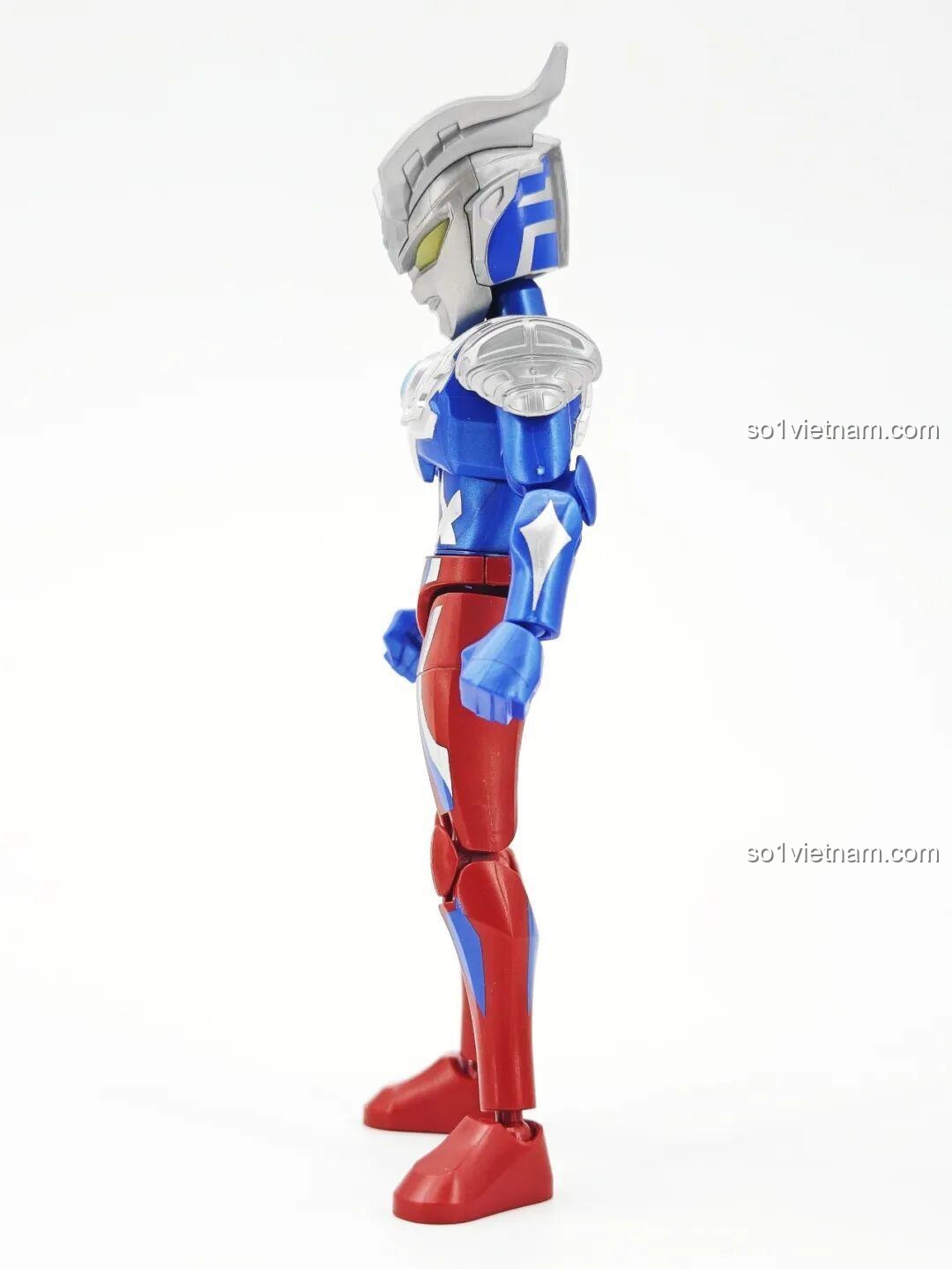 Mebius Ultraman trong bộ lắp ghép Ultraman ZERO Vô Hạn Bản: Đợt 2 Keeppley 75172 với hiệu ứng năng lượng vàng tươi sáng.