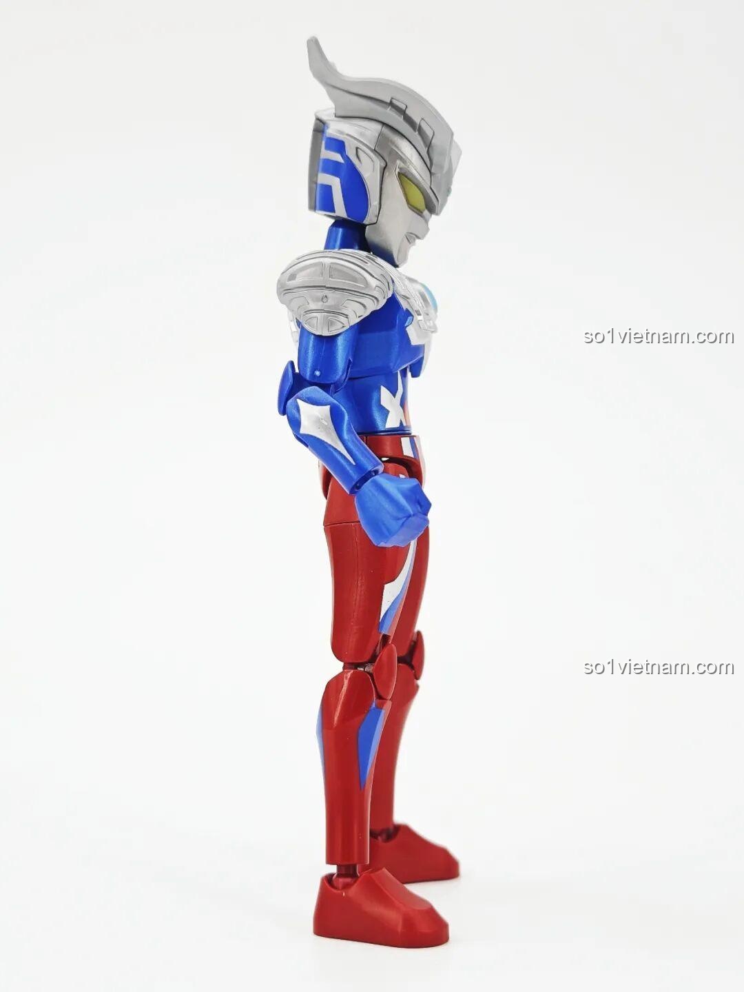 Mebius Ultraman từ bộ lắp ghép Ultraman ZERO Vô Hạn Bản: Đợt 2 Keeppley 75172, thể hiện sự linh hoạt của khớp nối.