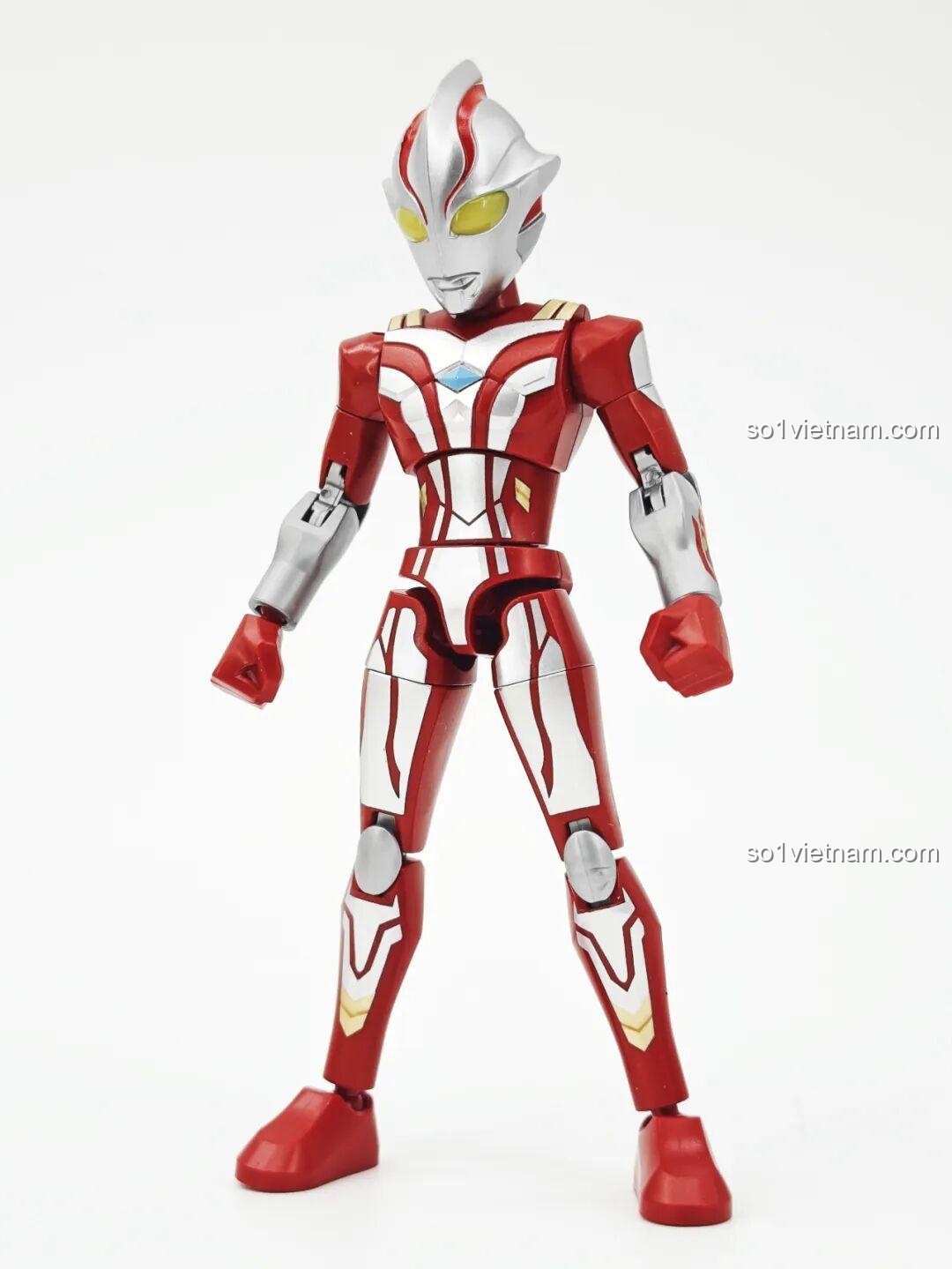 Mebius Ultraman trong bộ lắp ghép Ultraman ZERO Vô Hạn Bản: Đợt 2 Keeppley 75172 tạo dáng chiến đấu trên đế trưng bày với hiệu ứng năng lượng.