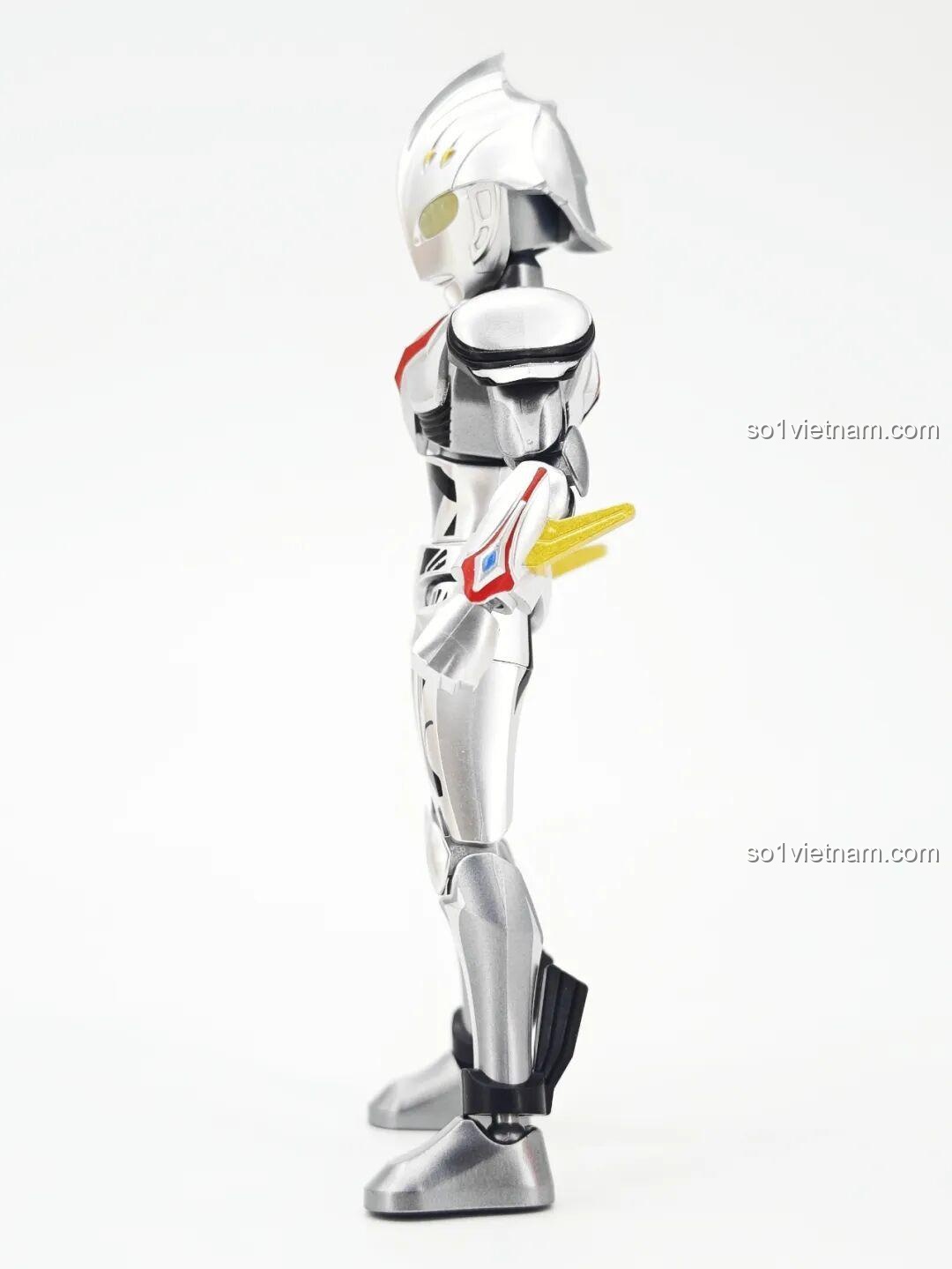 Nexus Ultraman (Dạng Trẻ Thơ) từ bộ lắp ghép Ultraman ZERO Vô Hạn Bản: Đợt 2 Keeppley 75172 nhìn từ cạnh bên, thể hiện độ mỏng và các đường nét cơ thể.