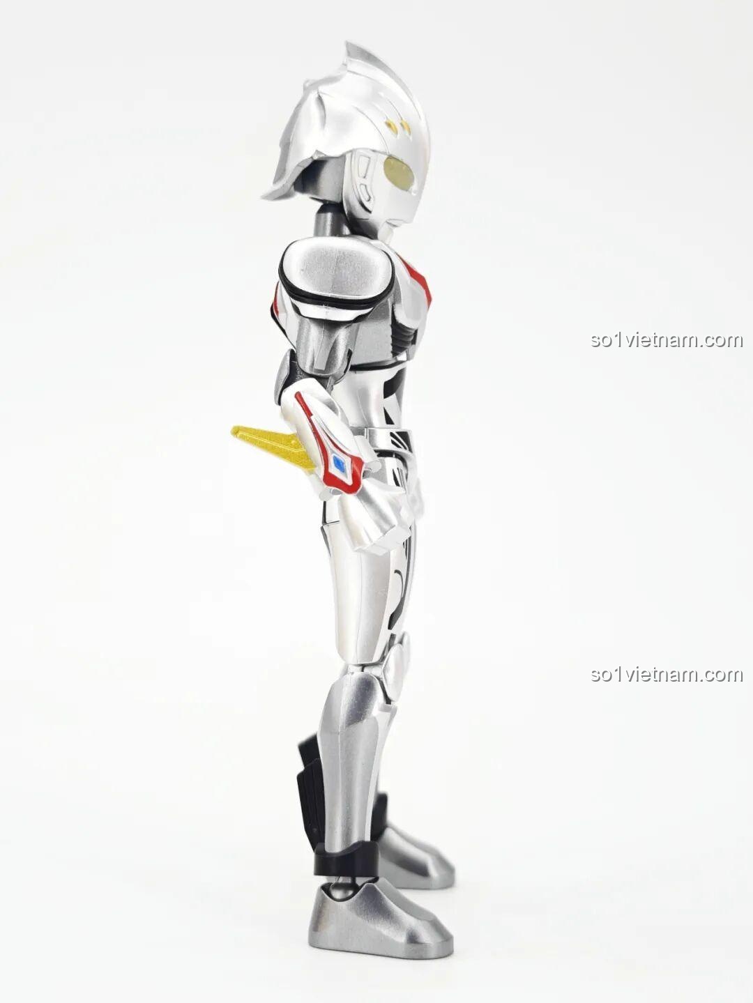 Nexus Ultraman (Dạng Trẻ Thơ) từ bộ lắp ghép Ultraman ZERO Vô Hạn Bản: Đợt 2 Keeppley 75172 nhìn từ cạnh bên, thể hiện độ mỏng và các đường nét cơ thể.