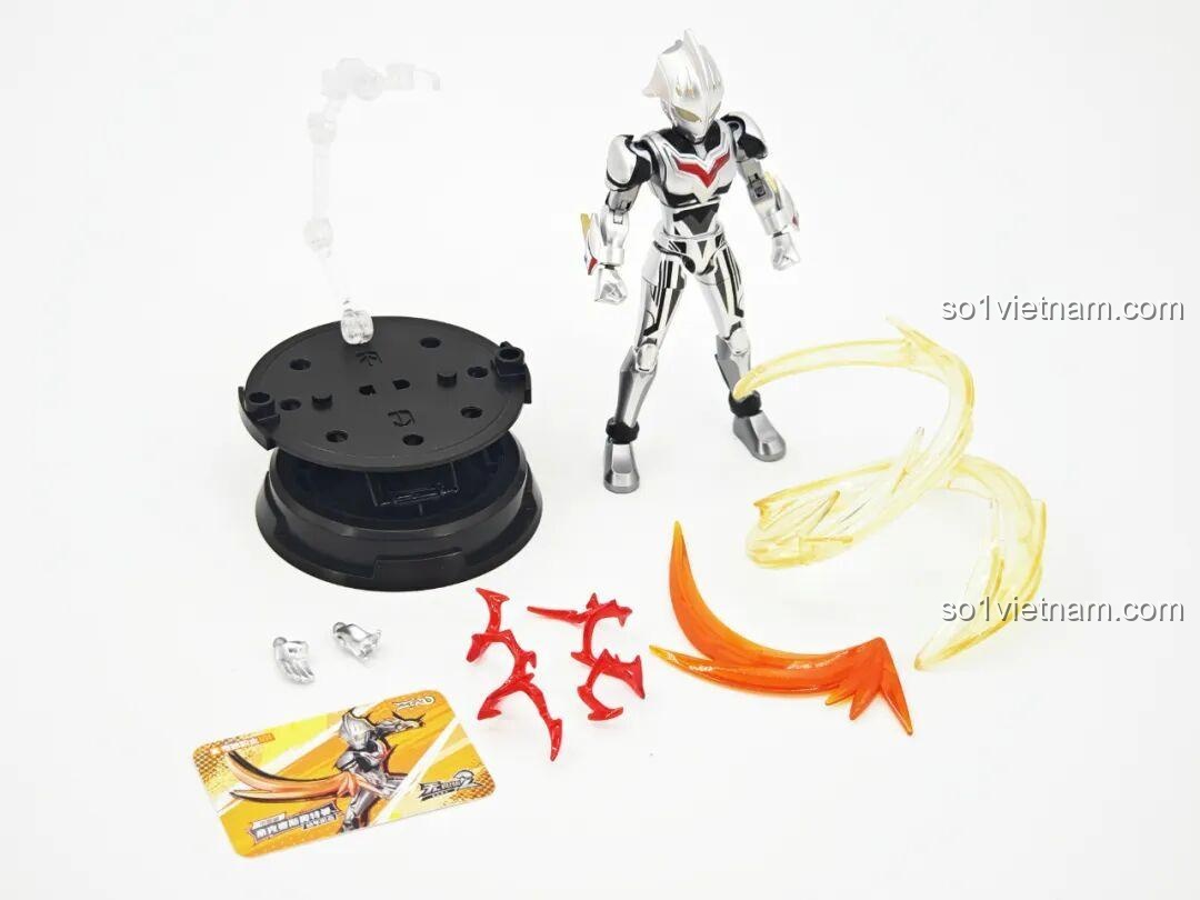 Phụ kiện của Nexus Ultraman (Dạng Trẻ Thơ) trong bộ lắp ghép Ultraman ZERO Vô Hạn Bản: Đợt 2 Keeppley 75172 bao gồm đế trưng bày, hiệu ứng gió và thẻ nhân vật.