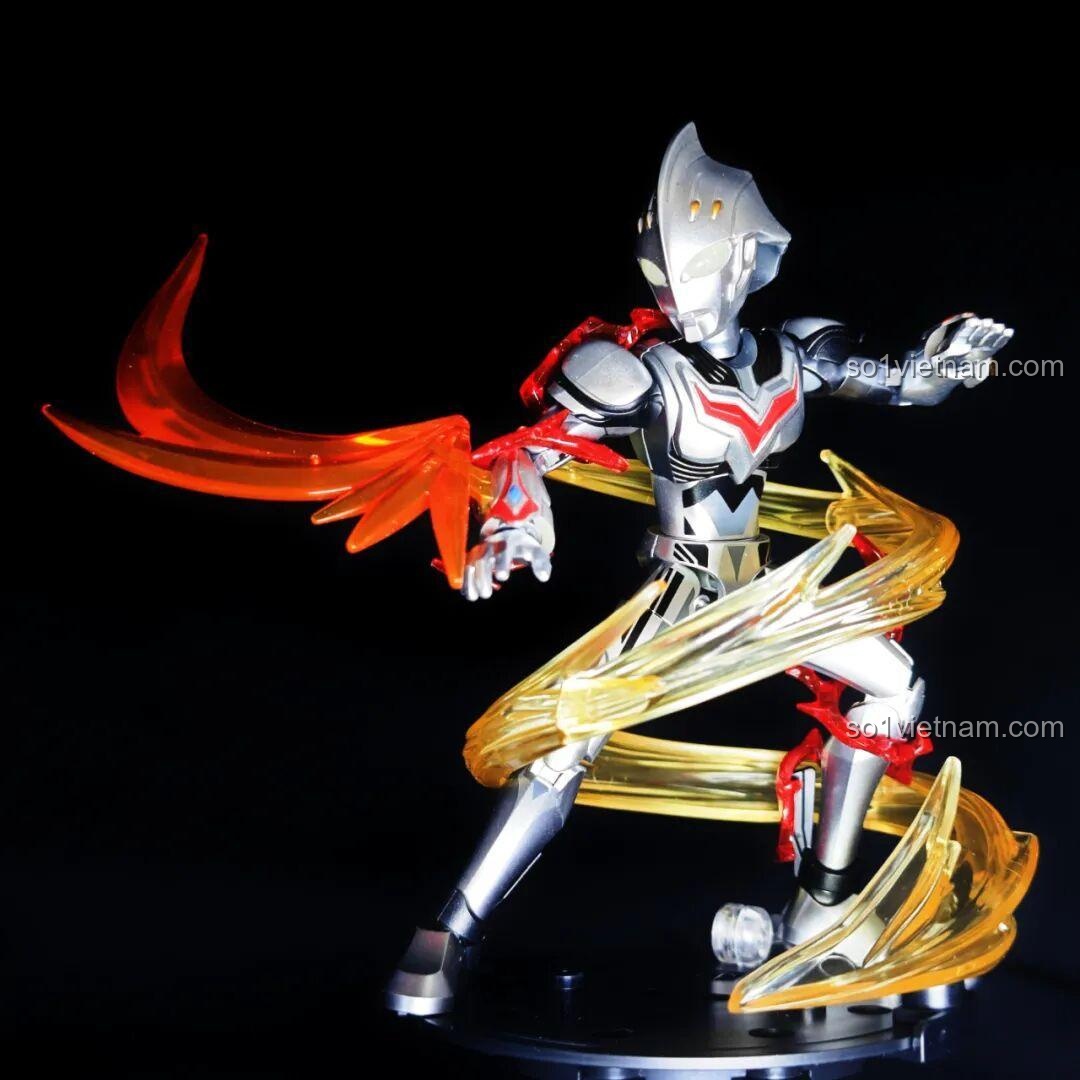 Nexus Ultraman (Dạng Trẻ Thơ) trong bộ lắp ghép Ultraman ZERO Vô Hạn Bản: Đợt 2 Keeppley 75172 với hiệu ứng gió màu vàng cam.