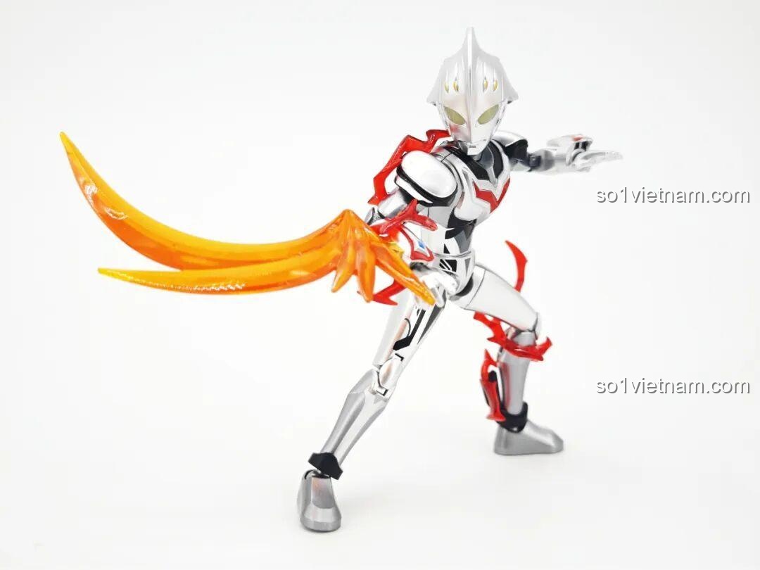 Nexus Ultraman (Dạng Trẻ Thơ) từ bộ lắp ghép Ultraman ZERO Vô Hạn Bản: Đợt 2 Keeppley 75172, thể hiện sự linh hoạt của khớp nối.