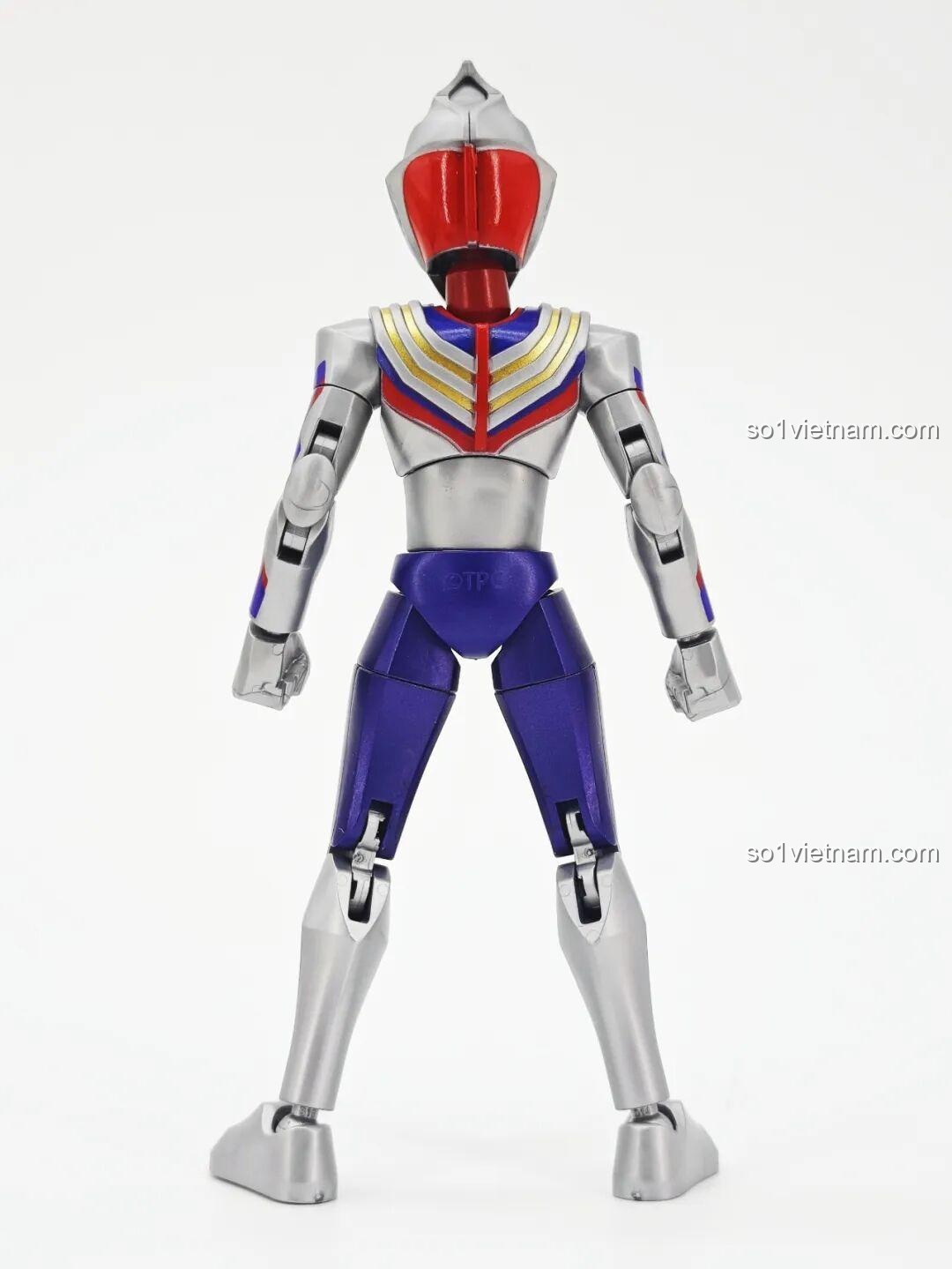 Tiga Ultraman (Dạng Phức Hợp) từ bộ lắp ghép Ultraman ZERO Vô Hạn Bản: Đợt 2 Keeppley 75172 nhìn từ cạnh bên, thể hiện độ mỏng và các đường nét cơ thể.