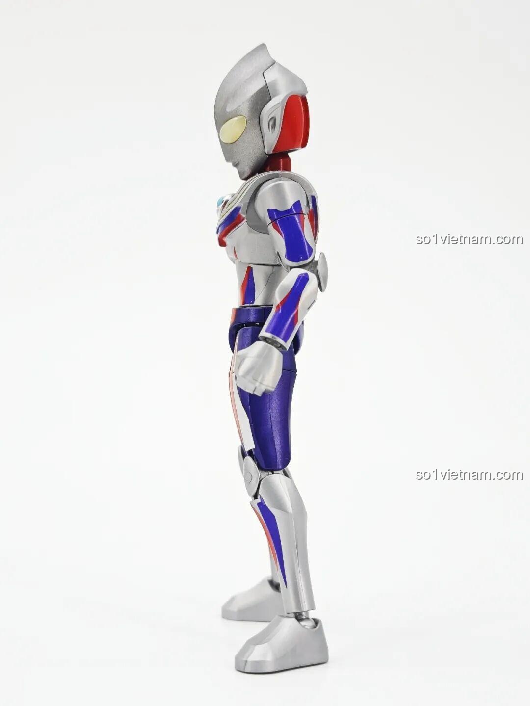 Tiga Ultraman (Dạng Phức Hợp) từ bộ lắp ghép Ultraman ZERO Vô Hạn Bản: Đợt 2 Keeppley 75172 nhìn từ cạnh bên, thể hiện độ mỏng và các đường nét cơ thể.
