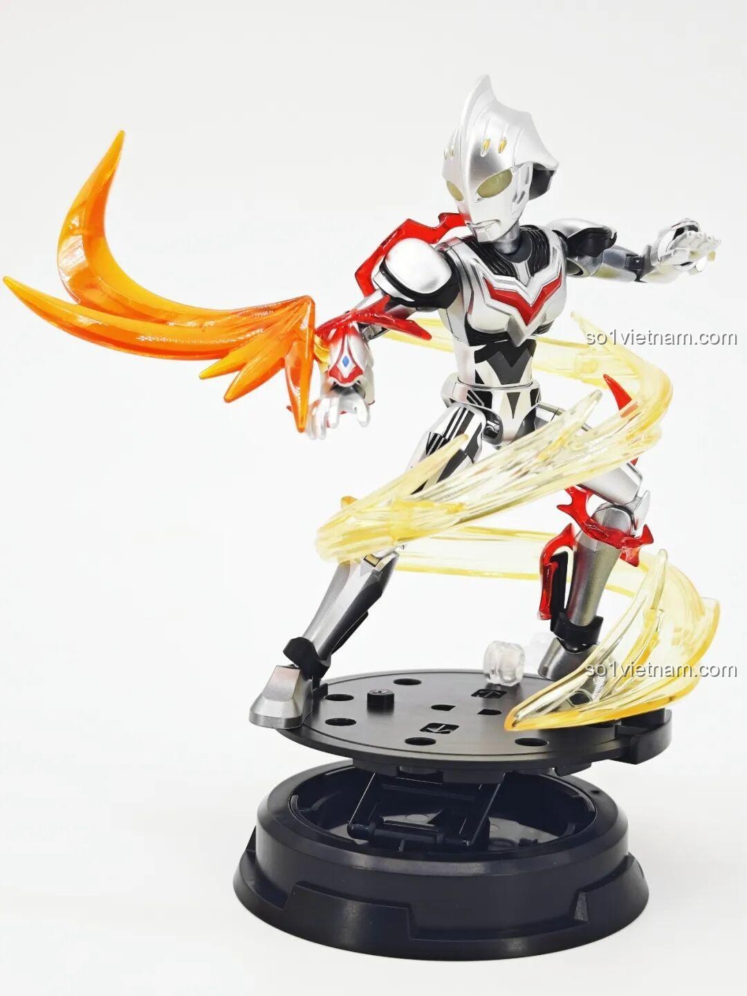 Tiga Ultraman (Dạng Phức Hợp) trong bộ lắp ghép Ultraman ZERO Vô Hạn Bản: Đợt 2 Keeppley 75172 với hiệu ứng tia sáng trong suốt.
