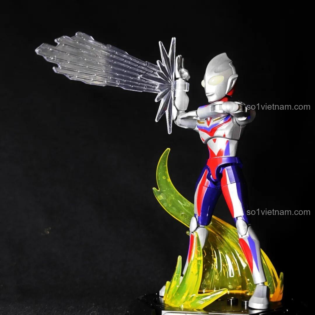 Tiga Ultraman (Dạng Phức Hợp) từ bộ lắp ghép Ultraman ZERO Vô Hạn Bản: Đợt 2 Keeppley 75172, thể hiện sự linh hoạt của khớp nối.