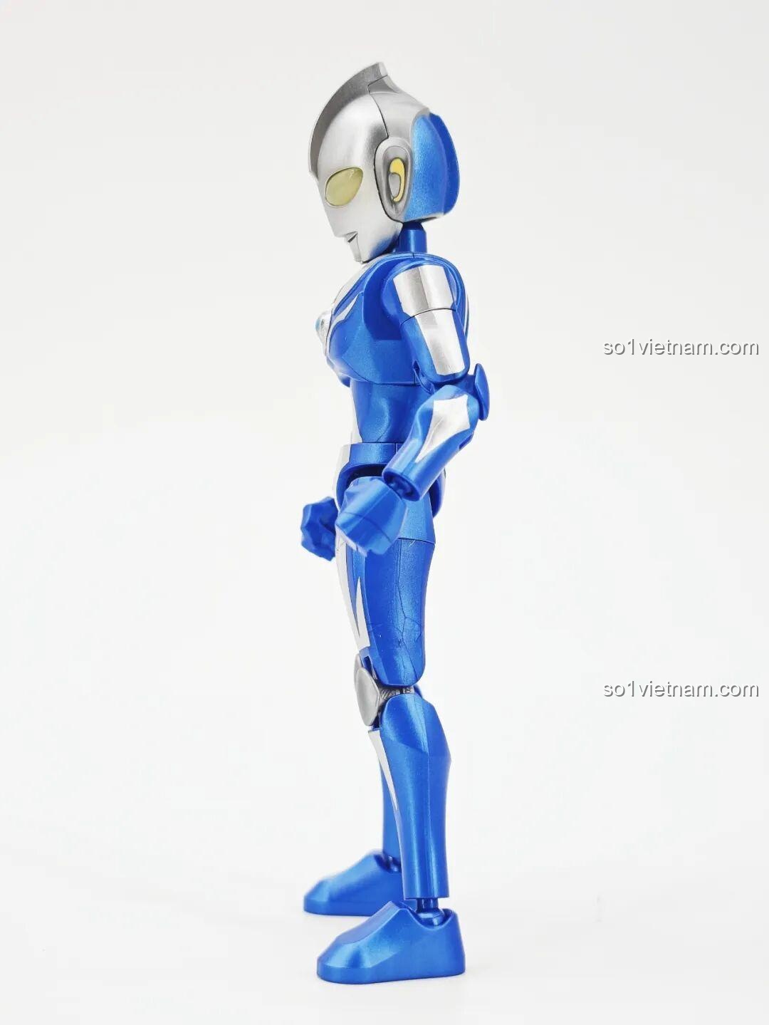 Phụ kiện của Ultraman Zero trong bộ lắp ghép Ultraman ZERO Vô Hạn Bản: Đợt 2 Keeppley 75172 bao gồm đế trưng bày, hiệu ứng tia sáng và thẻ nhân vật.