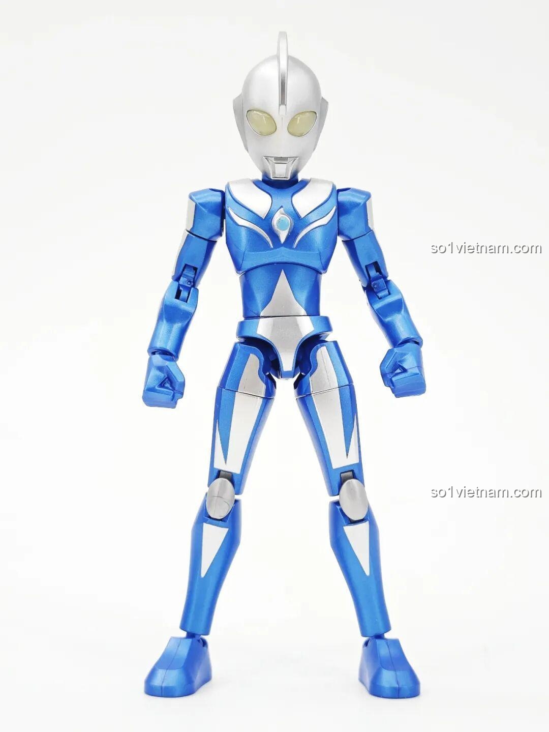 Ultraman Zero trong bộ lắp ghép Ultraman ZERO Vô Hạn Bản: Đợt 2 Keeppley 75172 với hiệu ứng tia sáng xanh và đỏ, tạo dáng chiến đấu cực ngầu.