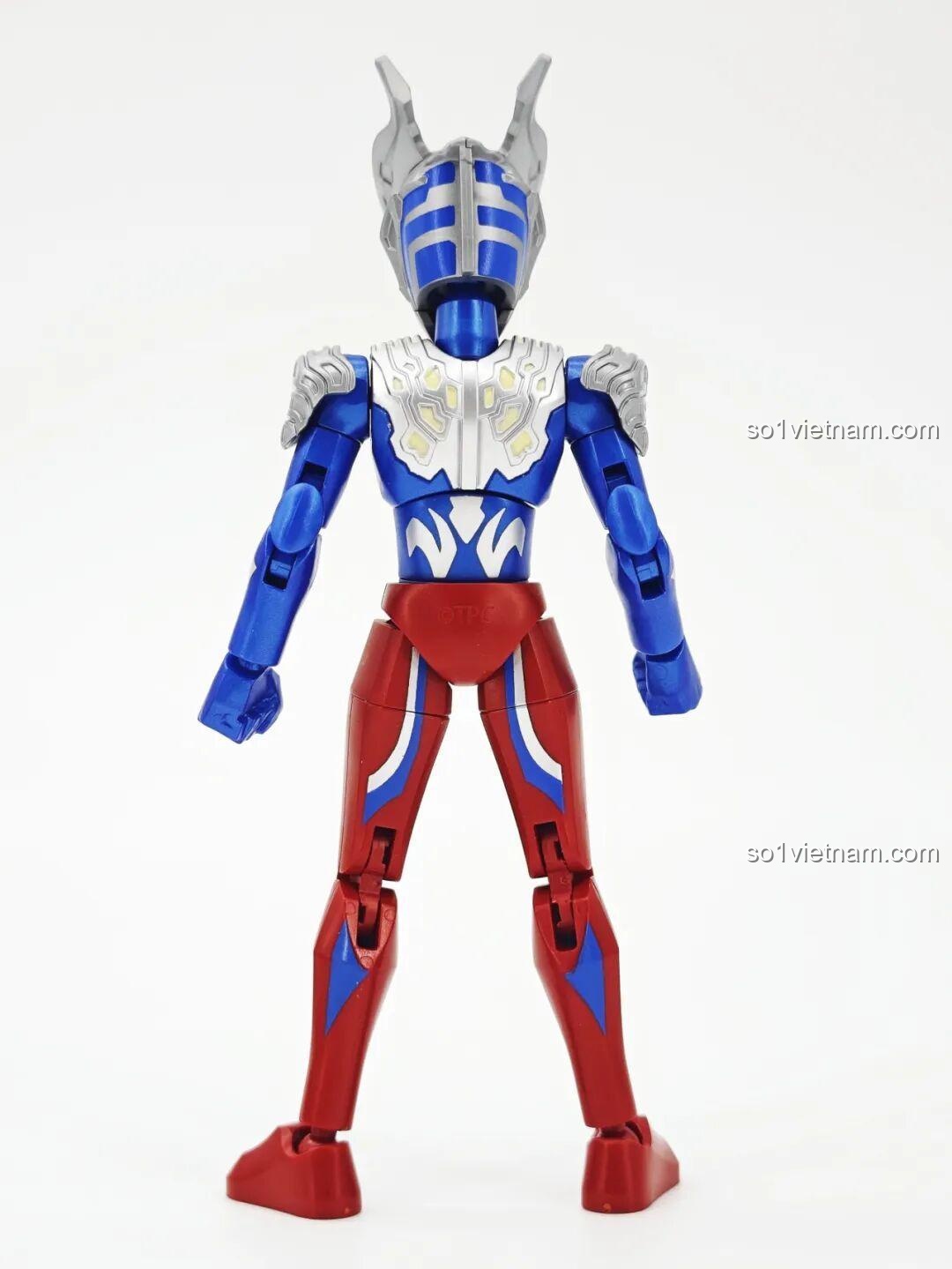 Ultraman Zero trong bộ lắp ghép Ultraman ZERO Vô Hạn Bản: Đợt 2 Keeppley 75172 tạo dáng chiến đấu trên đế trưng bày với hiệu ứng năng lượng.