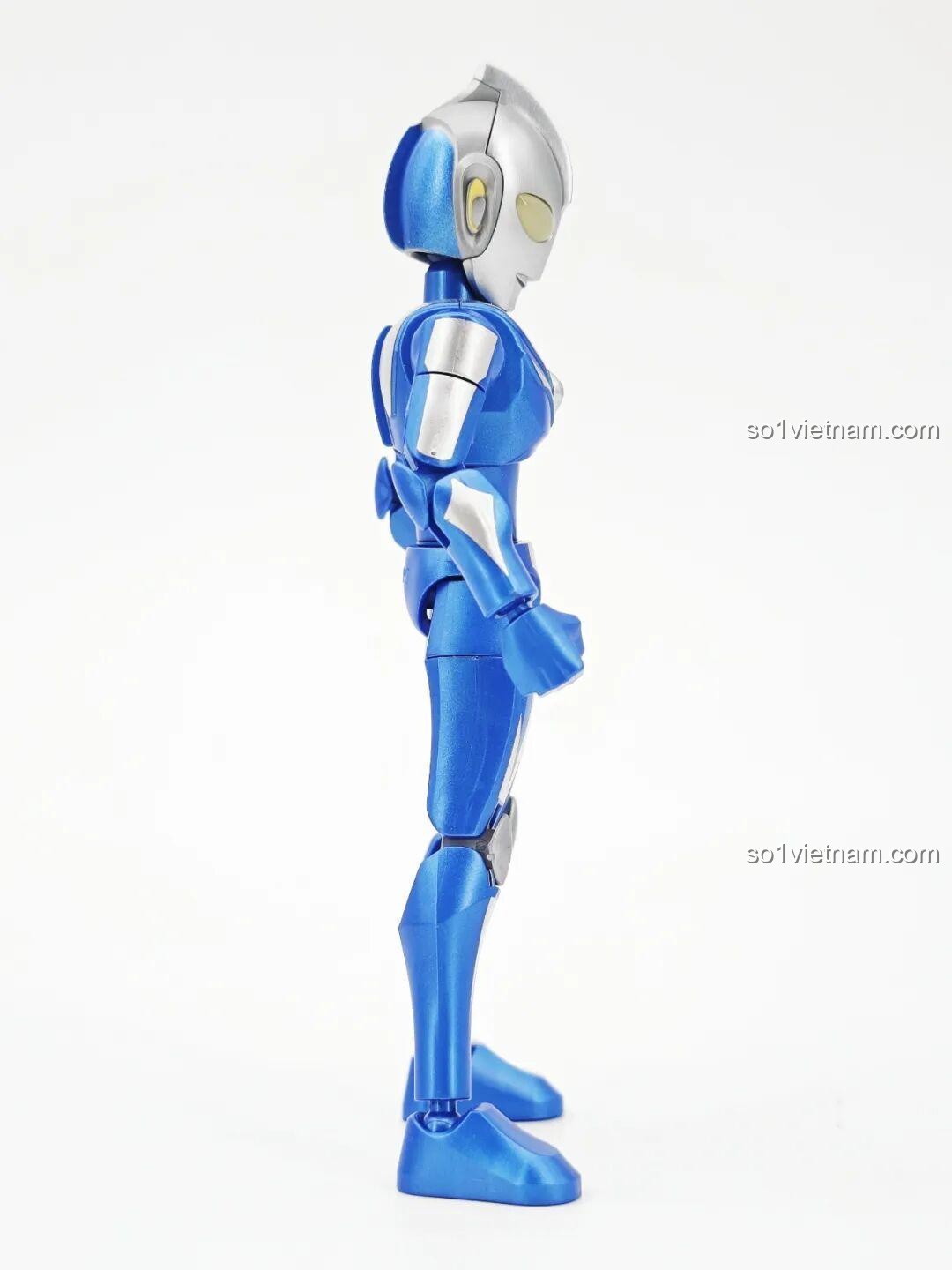 Ultraman Zero từ bộ lắp ghép Ultraman ZERO Vô Hạn Bản: Đợt 2 Keeppley 75172 nhìn trực diện, thể hiện các chi tiết giáp và màu sắc.