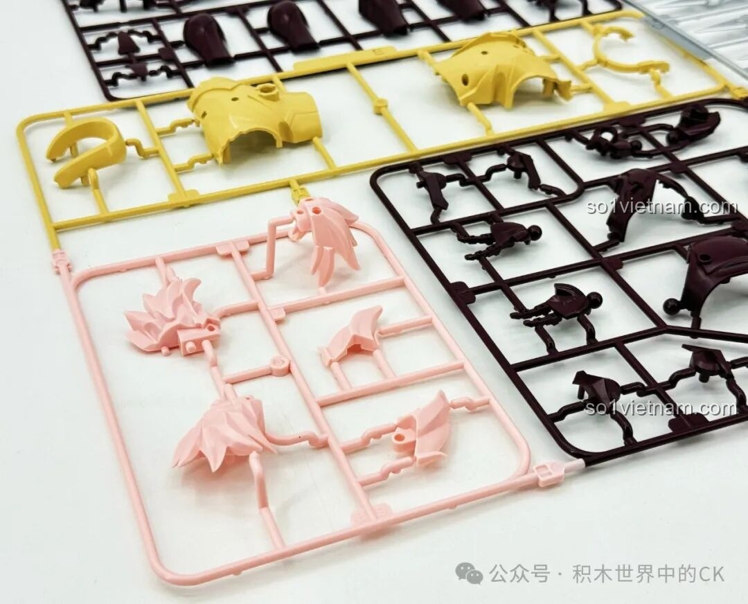 Cận cảnh các mảnh ghép màu hồng và vàng của bộ Keeppley 78034 Robot Mã Siêu Người Sống Sót, cho thấy độ mịn và màu sắc chuẩn xác của nhựa ABS, đảm bảo mô hình đẹp mắt.