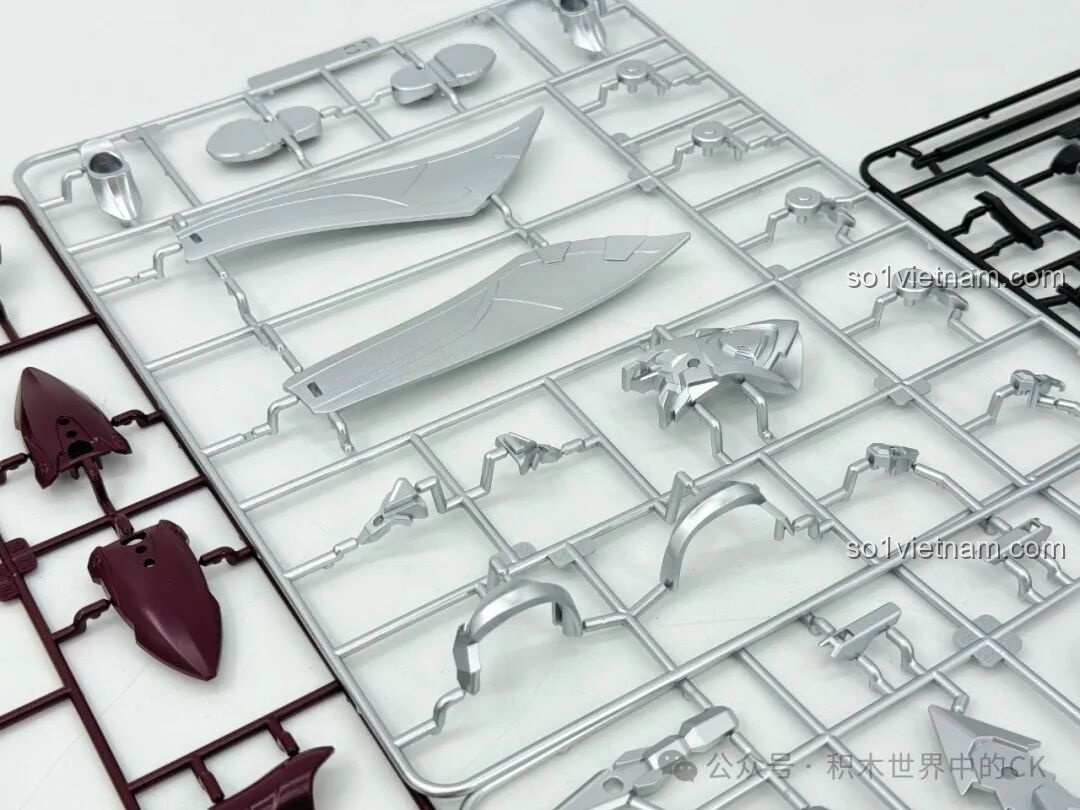 Cận cảnh các mảnh ghép màu bạc ánh kim của bộ Keeppley 78034 Robot Mã Siêu Người Sống Sót, nổi bật độ bóng và chi tiết sắc sảo, tăng tính thẩm mỹ cho mô hình.