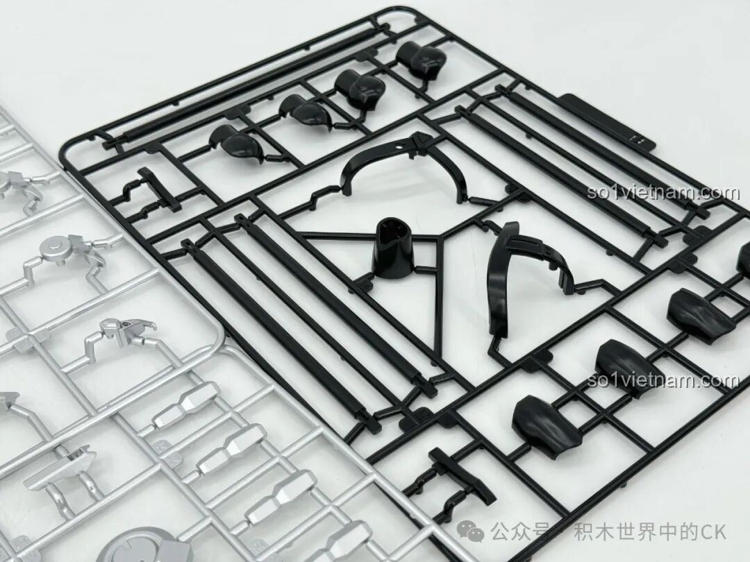 Cận cảnh các mảnh ghép màu đen của bộ Keeppley 78034 Robot Mã Siêu Người Sống Sót, cho thấy độ chính xác và chất lượng của từng chi tiết, đảm bảo khớp nối hoàn hảo.