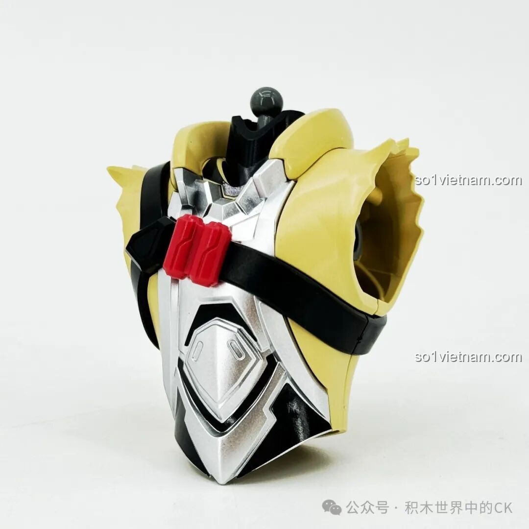 Phần thân trên của mô hình Keeppley 78034 Robot Mã Siêu Người Sống Sót đang trong quá trình lắp ráp, cho thấy các chi tiết giáp và khớp nối được ghép lại chắc chắn.