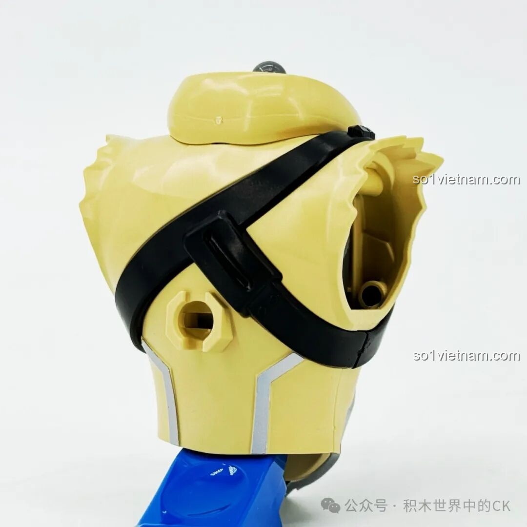 Mặt sau của phần thân trên mô hình Keeppley 78034 Robot Mã Siêu Người Sống Sót, thể hiện cấu trúc bên trong và các điểm kết nối, đảm bảo độ bền và linh hoạt.