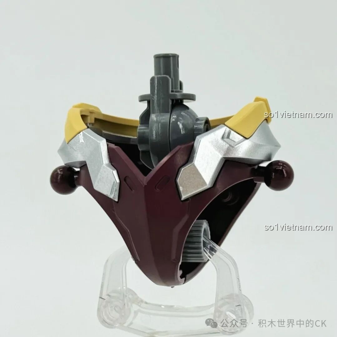 Phần hông của mô hình Keeppley 78034 Robot Mã Siêu Người Sống Sót đang được lắp ráp, với các chi tiết giáp và khớp nối linh hoạt, tạo nền tảng cho phần chân.