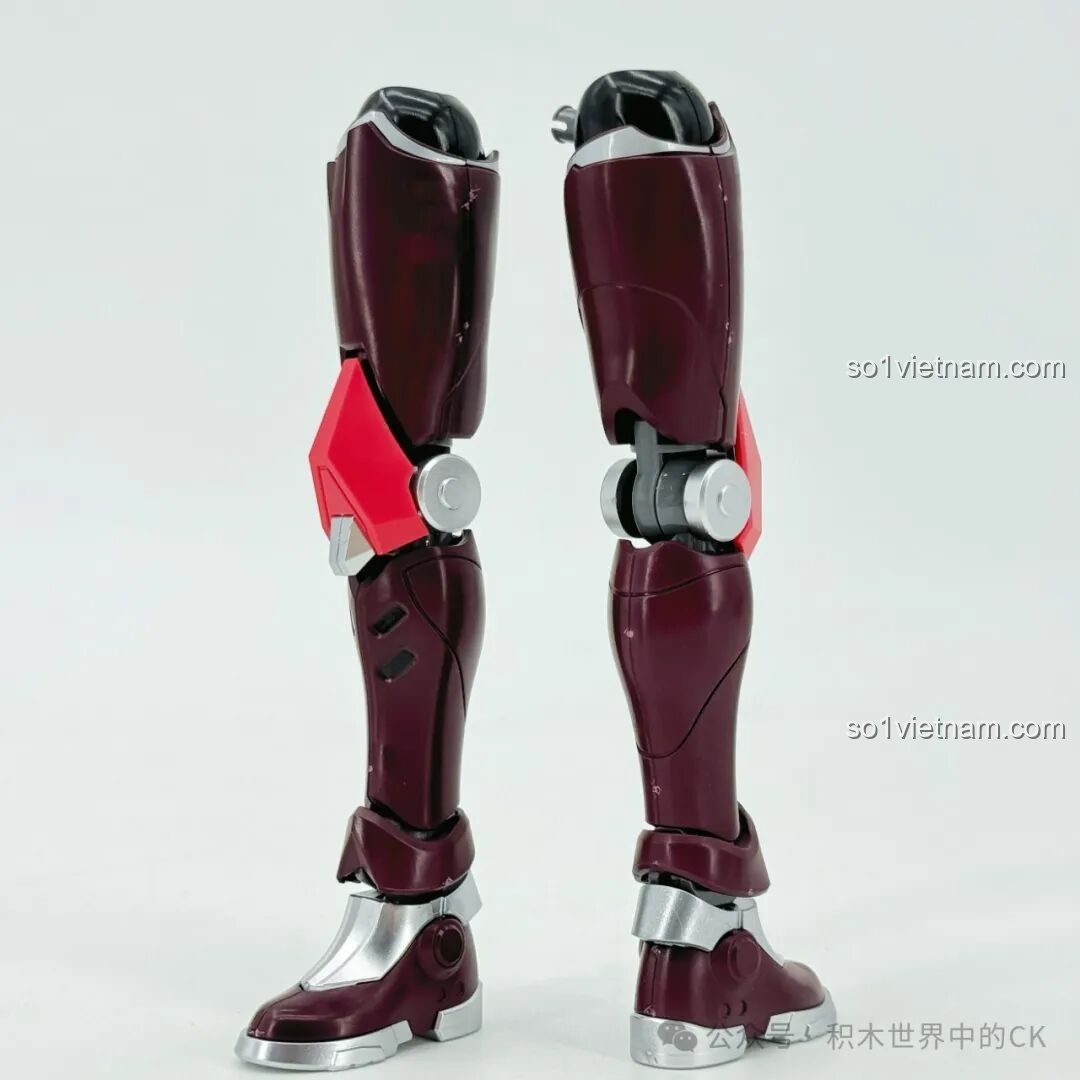 Phần chân của mô hình Keeppley 78034 Robot Mã Siêu Người Sống Sót đã được lắp ráp, với các chi tiết giáp và khớp gối linh hoạt, tạo nên vẻ ngoài mạnh mẽ.