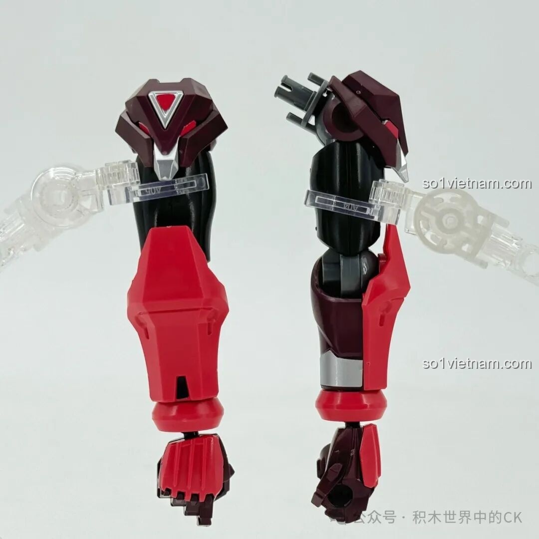 Phần tay của mô hình Keeppley 78034 Robot Mã Siêu Người Sống Sót đang được lắp ráp, với các khớp vai và khuỷu tay linh hoạt, cho phép tạo nhiều tư thế.