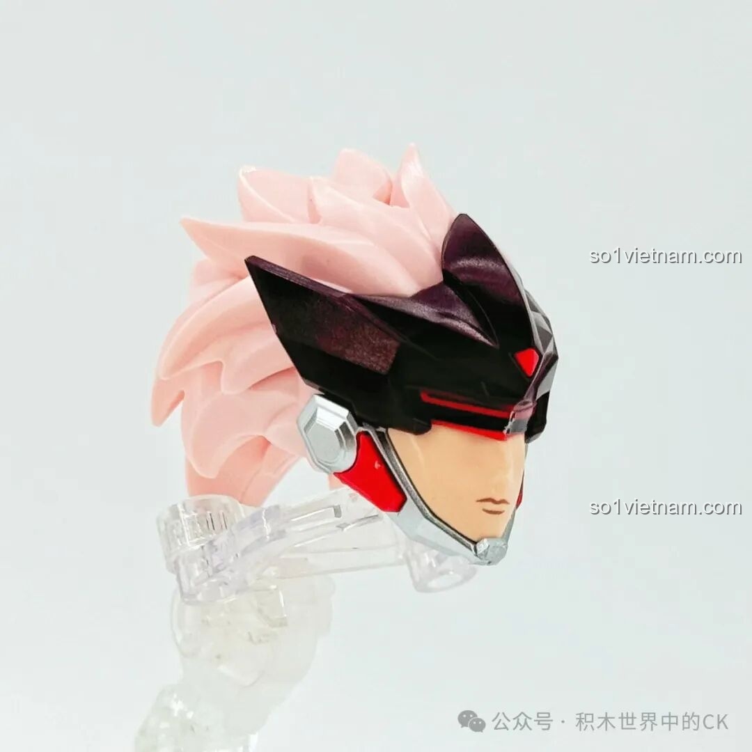 Phần đầu của mô hình Keeppley 78034 Robot Mã Siêu Người Sống Sót đã được lắp ráp, nổi bật mái tóc hồng và mặt nạ chiến đấu, tạo nên vẻ ngoài cool ngầu.