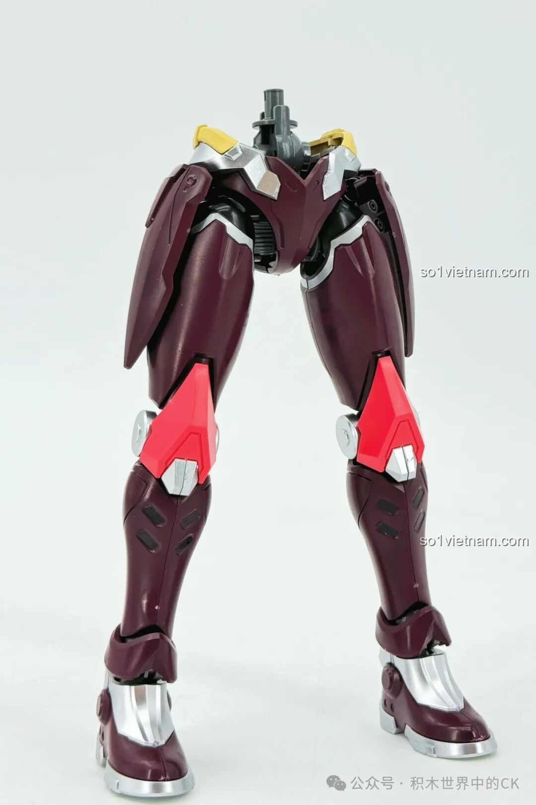 Mặt sau của mô hình Keeppley 78034 Robot Mã Siêu Người Sống Sót, nổi bật khiên lưng với các mũi giáo và chi tiết giáp, tăng thêm vẻ hầm hố cho chiến binh.