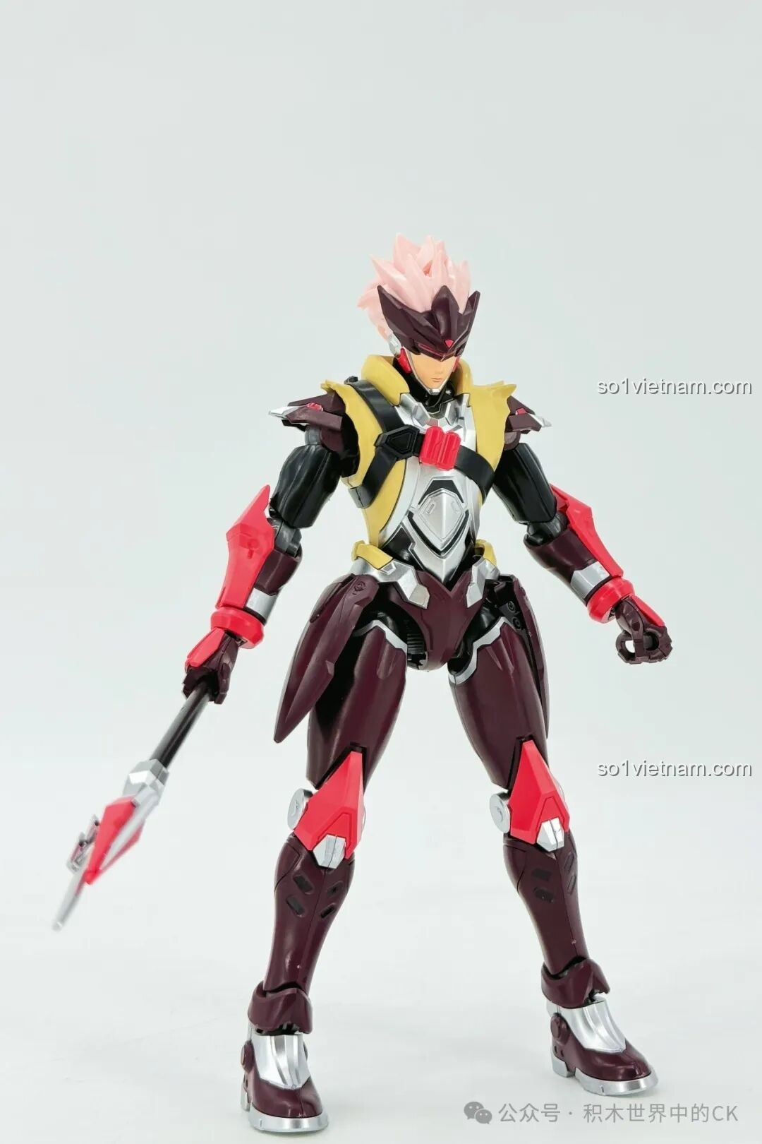 Mô hình Keeppley 78034 Robot Mã Siêu Người Sống Sót từ góc nhìn phía trước, thể hiện toàn bộ thiết kế giáp trụ và vũ khí, cho thấy sự cân đối và mạnh mẽ.