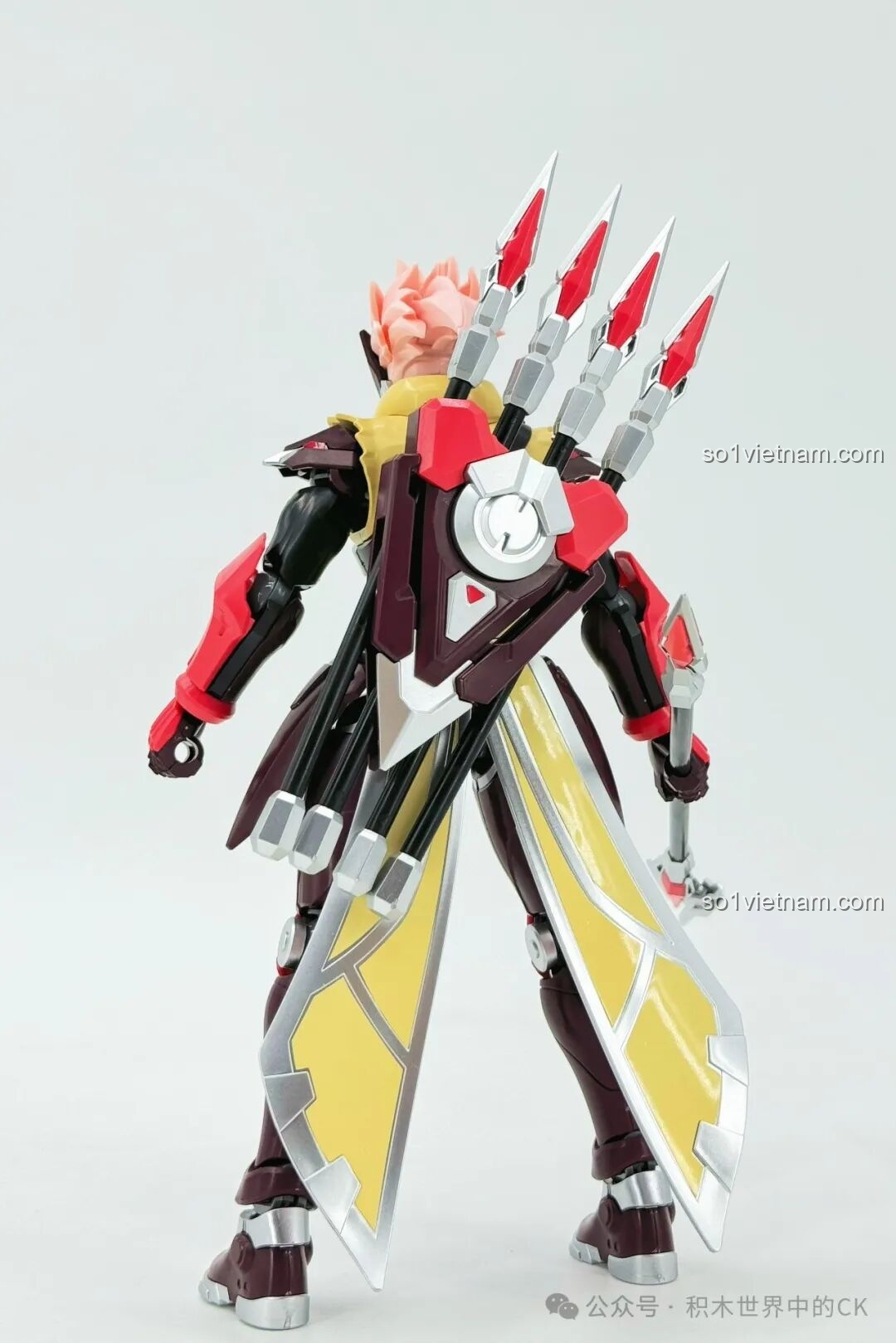 Mô hình Keeppley 78034 Robot Mã Siêu Người Sống Sót từ góc nhìn bên hông, cho thấy độ dày của giáp và các khớp nối linh hoạt, đảm bảo khả năng tạo dáng đa dạng.