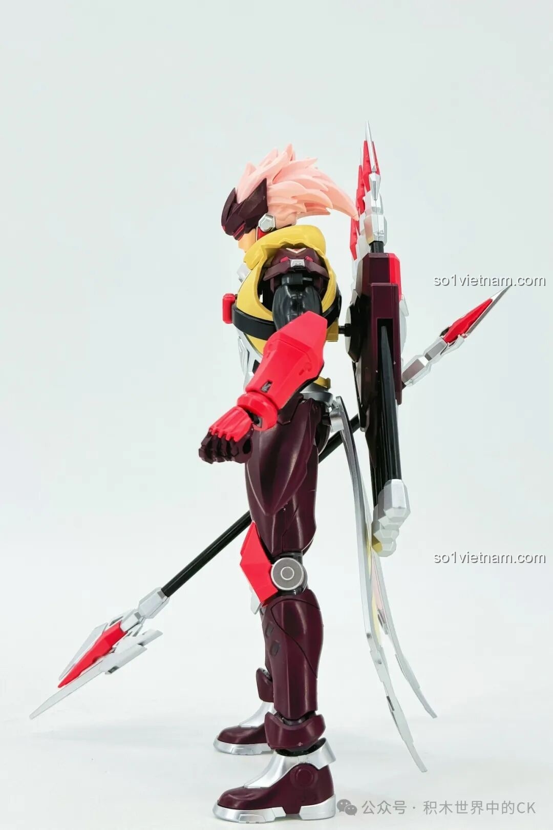 Cận cảnh phần giáp ngực của mô hình Keeppley 78034 Robot Mã Siêu Người Sống Sót, với các chi tiết bạc và vàng, tạo điểm nhấn mạnh mẽ cho thiết kế tổng thể.