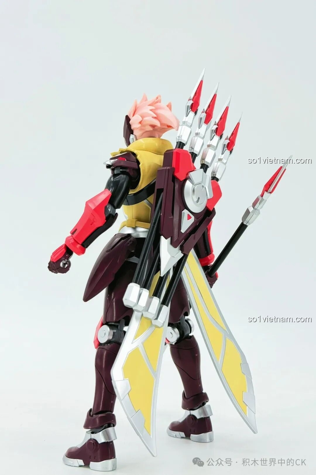 Cận cảnh khớp vai và giáp tay của mô hình Keeppley 78034 Robot Mã Siêu Người Sống Sót, cho thấy khả năng cử động linh hoạt và độ bền của các chi tiết.