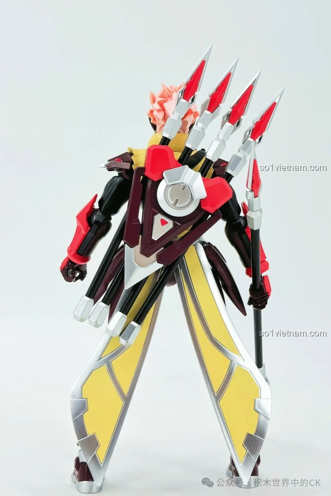 Cận cảnh khớp khuỷu tay và bàn tay của mô hình Keeppley 78034 Robot Mã Siêu Người Sống Sót, thể hiện sự tinh xảo trong thiết kế và khả năng thay thế bàn tay.