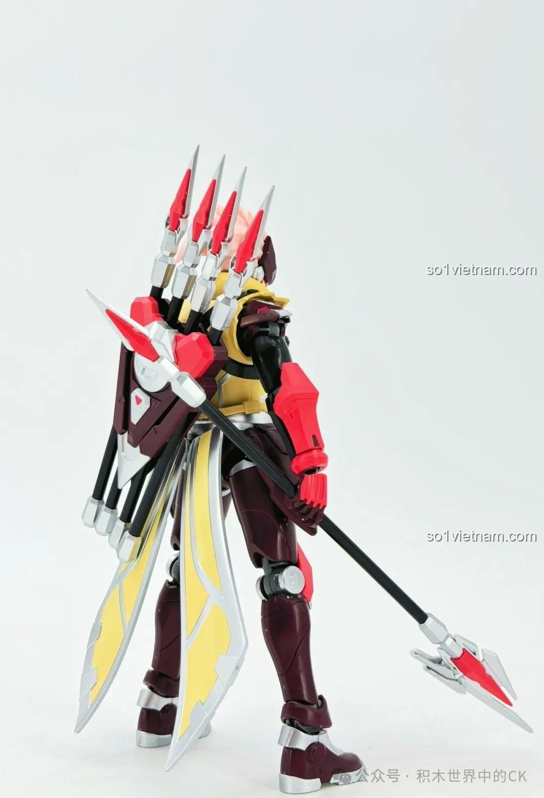 Cận cảnh khớp hông và giáp đùi của mô hình Keeppley 78034 Robot Mã Siêu Người Sống Sót, cho thấy thiết kế thông minh không cản trở chuyển động, tăng khả năng tạo dáng.