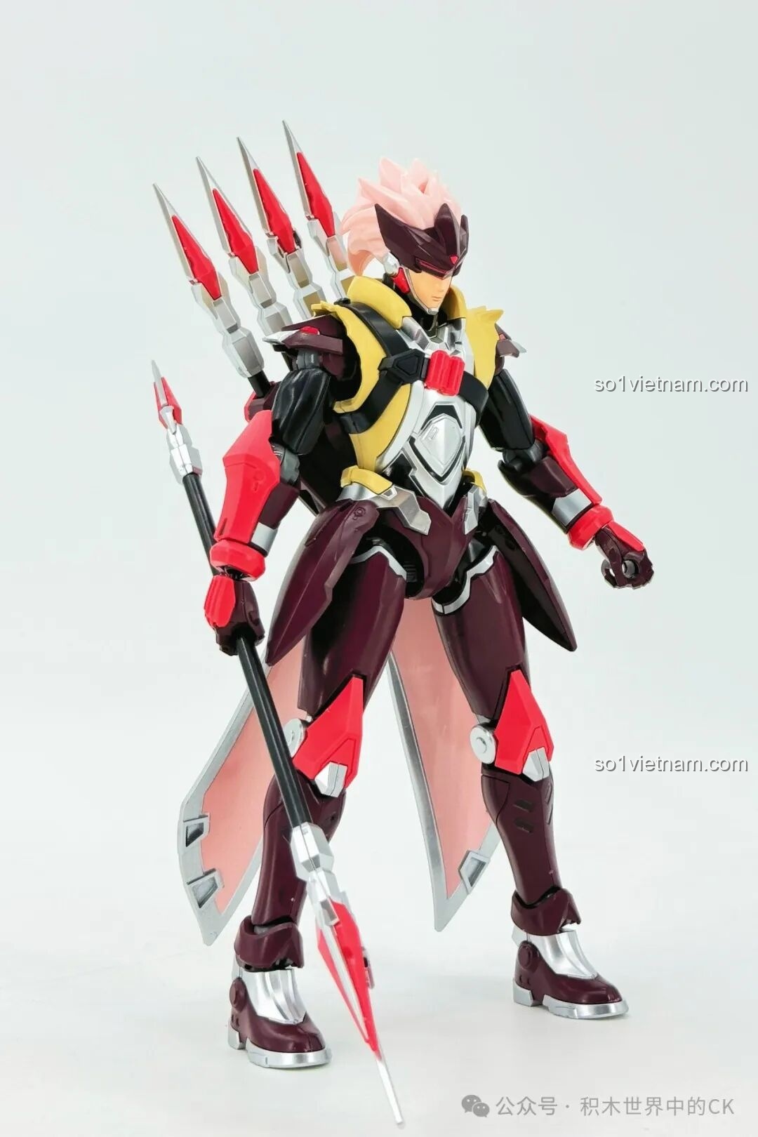 Cận cảnh phần chân và giáp ống đồng của mô hình Keeppley 78034 Robot Mã Siêu Người Sống Sót, với các chi tiết bạc và đỏ, tạo vẻ ngoài mạnh mẽ và vững chãi.