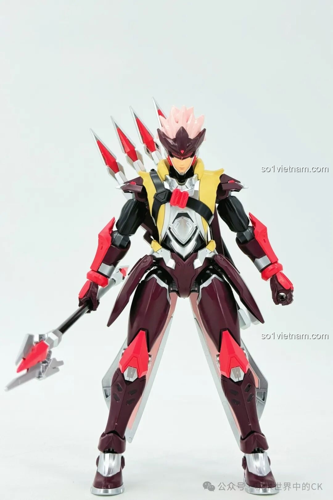 Cận cảnh mặt sau phần chân và gót giày của mô hình Keeppley 78034 Robot Mã Siêu Người Sống Sót, cho thấy độ chi tiết và sự ổn định của mô hình khi đứng.